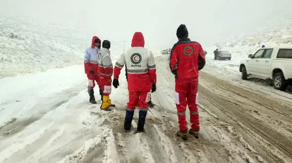 به احترام این امدادگر در برف و سرما باید ایستاد + فیلم تحسین برانگیز