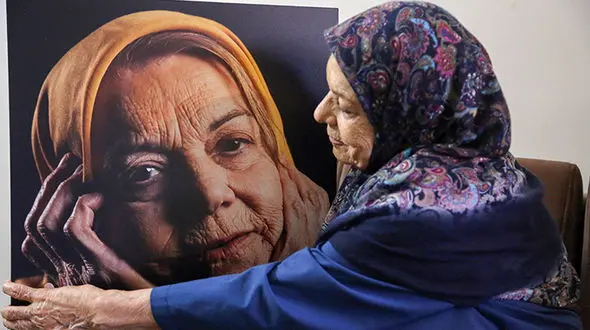 خانم بازیگر ایرانی به خاطر آویزان‌شدن از درخت خانه‌نشین شد! + عکس
