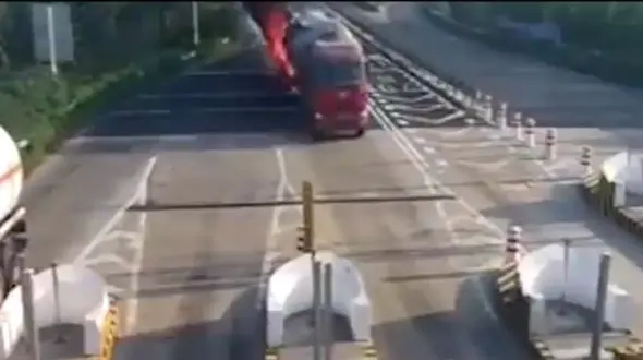 حرکت تانکر سوخت با چرخ های آتشین در بزرگراه! + فیلم