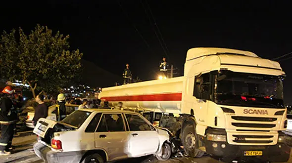 انحراف و برخورد رعب آور تانکر با 3 خودرو در شیراز + عکس 
