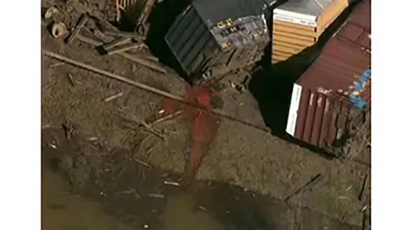 خارج شدن قطار از ریل در کالیفرنیا + فیلم 