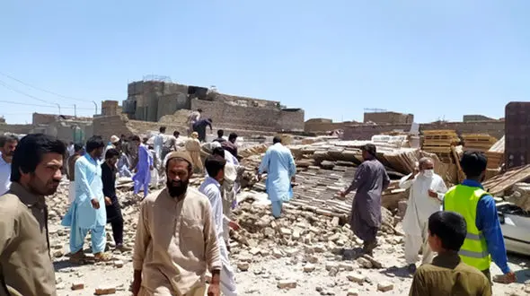 مرگ تلخ مرد زاهدانی در ریشز دیوار انبار کاشی /  3 تن دیگر به شدت مصدوم شدند+ عکس