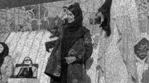 حضور  خانم مانکن زنده در ویترین فروشگاه /  مشهد ! + عکس