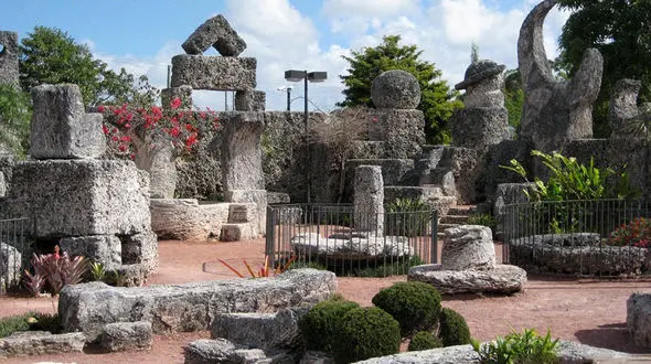 ساخت قلعه مرجانی یادبود عشقی ناکام+ عکس