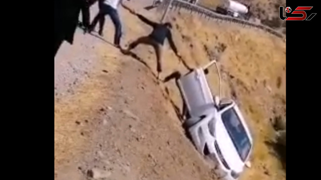 فیلم لحظه نجات یک راننده از سقوط وحشتناک خودرو