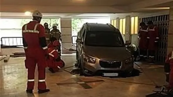 سقوط سانتافه در چاه ساختمانی در تهران + عکس 