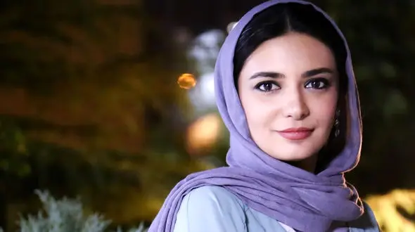 نگاه پرمعنای لیندا کیانی پشت پنجره اتاقش / او منتظر کیست؟