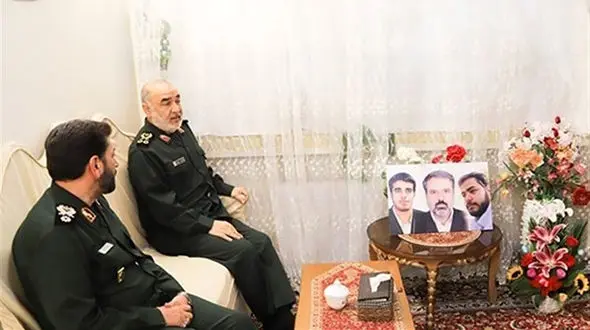 قدرت‌های جهان نمی‌دانستند که نمی توان نظام  ایران را از جای خود تکان بدهند