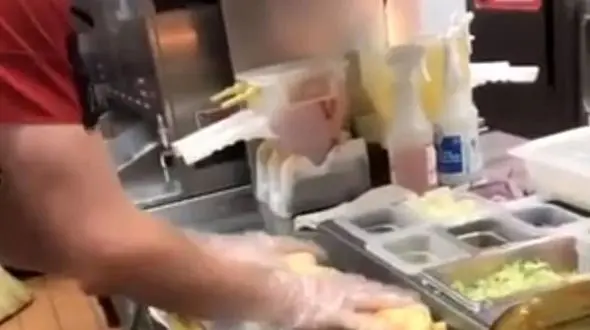 سرعت عمل دیدنی کارمند فست فود مقابل دوربین+فیلم
