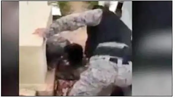 پسری خودش را در قبر پدرش حبس کرد+ عکس