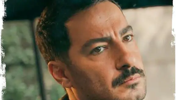 نوید محمدزاده روی صحنه می‌رود