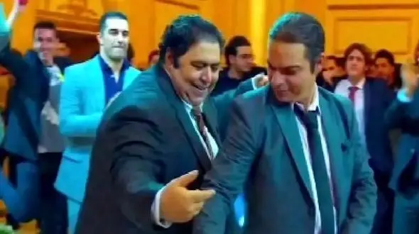 فیلم آواز شاد/ سعید پور صمیمی آوردن تو کار چه رقصی تو عروسی پسرش میکنه