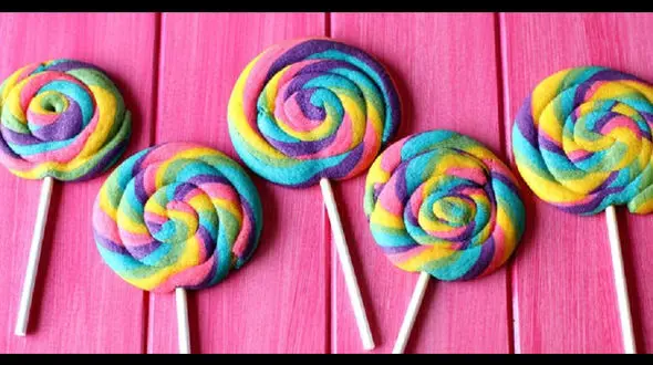  طرز تهیه کوکی رنگین کمانی به شکل آب نبات چوبی+ فیلم 