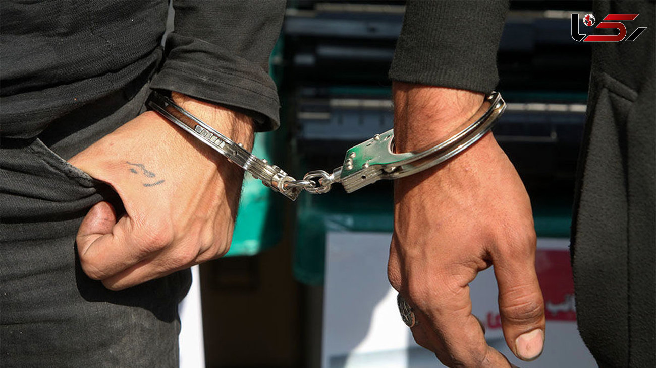 دستبند پلیس بر دستان سارقان مغازه