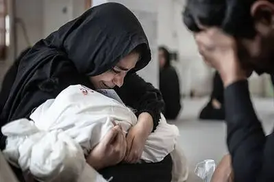 مادر دانش آموز مینابی کشته شده: این روزها تمام سعی‌ام را می‌کنم بیرون نروم تا بچه‌ها را در راه مدرسه نبینم / فیلم
