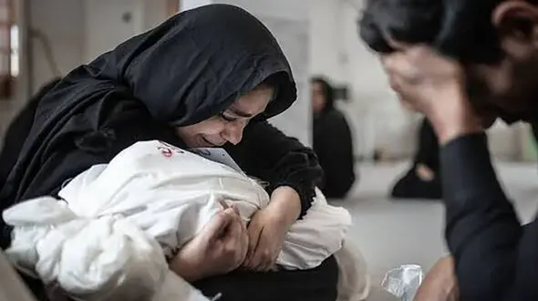 مادر دانش آموز مینابی کشته شده: این روزها تمام سعی‌ام را می‌کنم بیرون نروم تا بچه‌ها را در راه مدرسه نبینم / فیلم