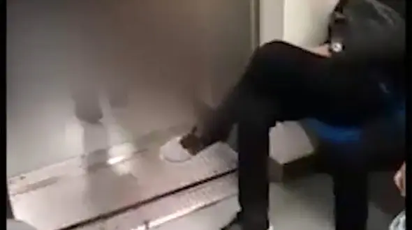 فیلم خانمی در واگن آقایان متروی تهران ! / پلیس وارد عمل شد