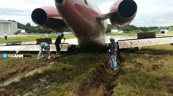 فیلم لحظه خروج دلهره آور هواپیما ی مسافربری از باند+فیلم
