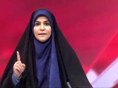 عکس ها / نگاهی به چیدمان شیک و اصیل ایرانی   سحر امامی، مجری حماسه ساز صدا و سیما / از مبلمان چهارخانه و لوستر ، پرده‌های حریر و تابلو دیواریِ هنریِ تا بازیگوشی های فرزن خوشگا و چشم رنگی ...