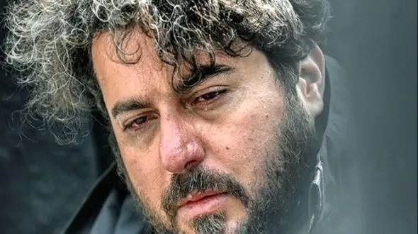 عکس ها  / مراسم ختم مادر محسن کیایی / از حضور پررنگ بازیگران زن و مرد بهاره افشاری تا فرهاد اصلانی و ...تا  میز عزای ساده  کیک یزدی و شمع مشکی وتاج گل اعیانی فرهاد اصلانی