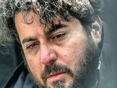 عکس ها  / مراسم ختم مادر محسن کیایی / از حضور پررنگ بازیگران زن و مرد بهاره افشاری تا فرهاد اصلانی و ...تا  میز عزای ساده  کیک یزدی و شمع مشکی وتاج گل اعیانی فرهاد اصلانی