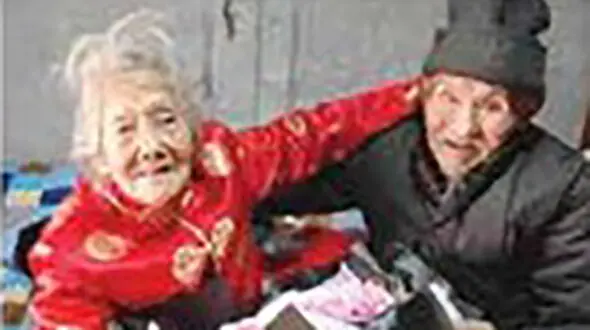 هدیه شگفت آور مرد عاشق به مناسبت 82 سال زندگی مشترک+ عکس