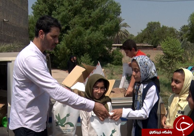 دستان پر مهری که با عشق فرهنگ مطالعه را در روستاها ترویج می دهد