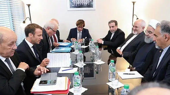 عکسی که در مذاکرات روحانی و مکرون حاشیه ساز شد!+فیلم 