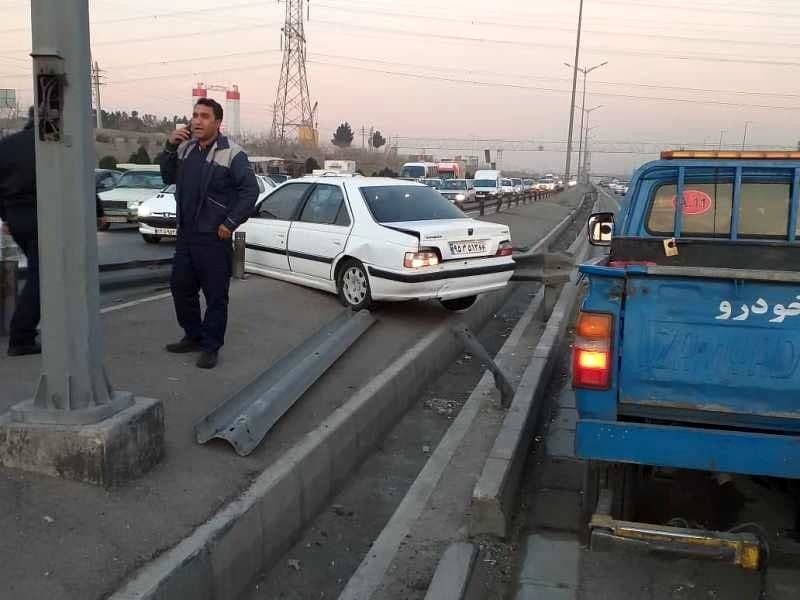 اجرای طرح نصب نیوجرسی بجای گاردریل های وسط بزرگراه آزادگان 