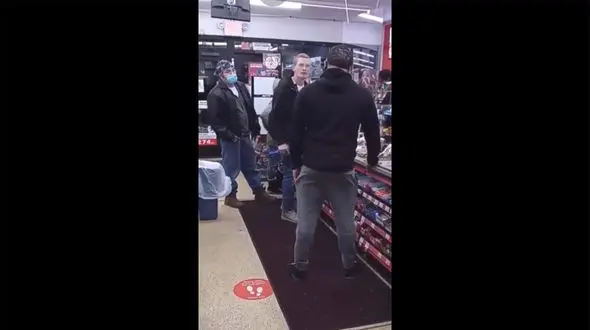 ببینید | فرود مشت‌های سهمگین بر صورت جوان نژادپرست داخل مغازه + فیلم