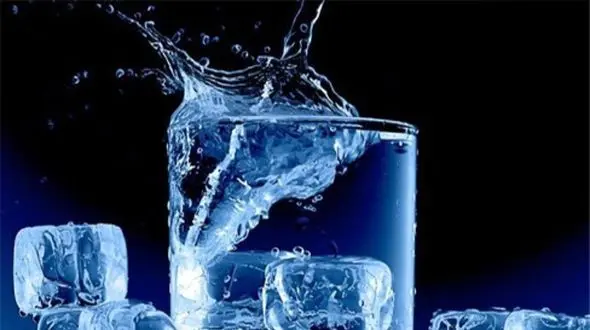 آیا خوردن آب سرد بعد از غذا گوارش شما را مختل می‌کند؟