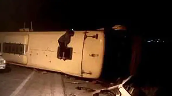 تصادف تلخ در جاده باغین به جوپار/ اتوبوس اتباع در کرمان واژگون شد