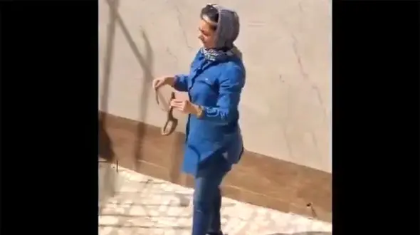 فیلم شجاعت جالب یک زن ایرانی در مواجهه با مار / شکار با یک دست!