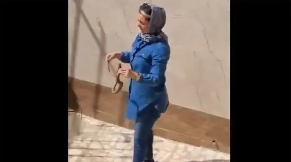 فیلم شجاعت جالب یک زن ایرانی در مواجهه با مار / شکار با یک دست!