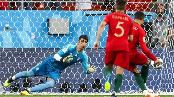 فیلم / عذرخواهی زیبای دختر علیرضا بیرانوند از رونالدو به زبان انگلیسی / ببخشید پدرم پنالتی تو را گرفت