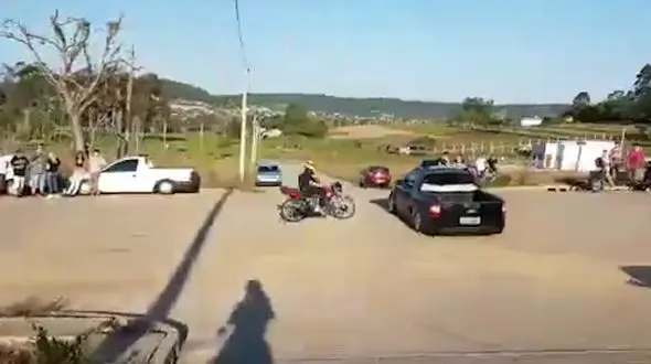 تصادف وحشتناک موتورسوار با خودروی سواری + فیلم