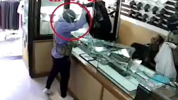 فیلم لحظه به لحظه سرقت مسلحانه از طلافروشی / دزدان مسلح گلوله خوردند