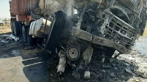 عکس / زنده زنده سوختن 3 مرد در تصادف 206 با تریلی / در قم رخ داد 