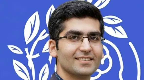 فیلم/ شعرخوانی نفس گیر مجتبی شکوری/ به شانه ام زدی که تنهایی ام را تکانده باشی 