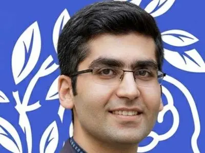 فیلم/ شعرخوانی نفس گیر مجتبی شکوری/ به شانه ام زدی که تنهایی ام را تکانده باشی 