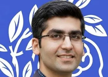 فیلم/ شعرخوانی نفس گیر مجتبی شکوری/ به شانه ام زدی که تنهایی ام را تکانده باشی 