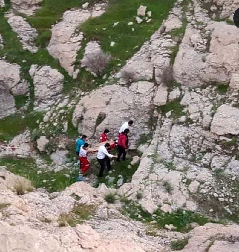نجات زن گردشگر از دره در ارتفاعات کوه های گیسکان برازجان در استان بوشهر