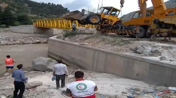 مفقود شدن راننده لودر پس از سقوط در رودخانه چالوس