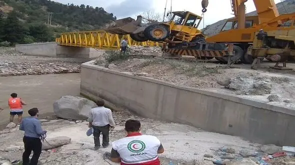 مفقود شدن راننده لودر پس از سقوط در رودخانه چالوس