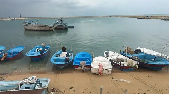 چشم انتظاری خانواده صیاد بوشهری در بندر دیر / خانواده اش در ساحل به دریا چشم دوختند