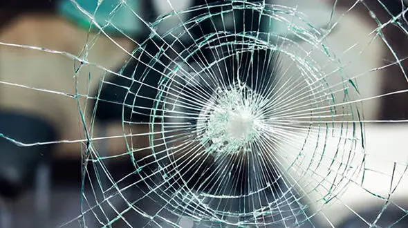 ببینید / لحظه هولناک سقوط پالت شیشه روی سر کارگر / حاوی تصاویر دلخراش