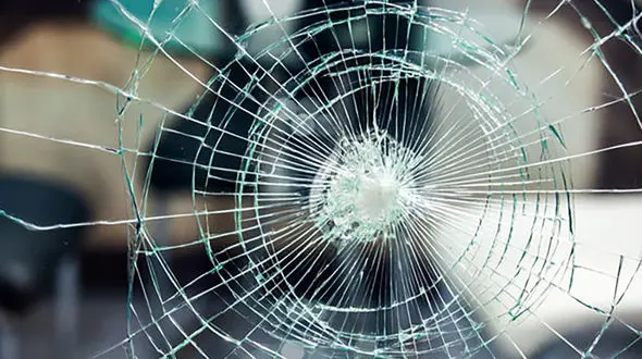 ببینید / لحظه هولناک سقوط پالت شیشه روی سر کارگر / حاوی تصاویر دلخراش