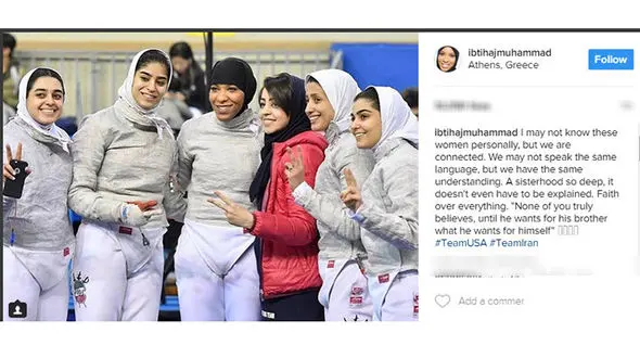 عکس یادگاری ورزشکار آمریکایی با شمشیربازان زن ایرانی
