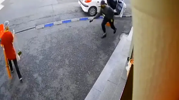 فیلم سرقت وحشیانه تلفن همراه در تهرانپارس / دختر جوان به تعقیب سارق رفت!