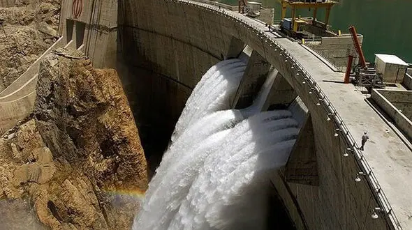 فیلم لحظه به لحظه نجات یک مرد از سیل سد کرج / همه شوکه شدند